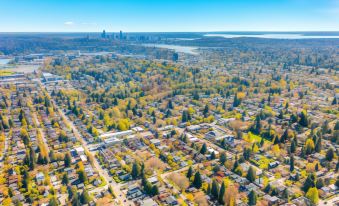Lilac in Law, Picturesque Lower Unit - Housity