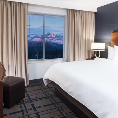 Premium King Suite with Mountain View