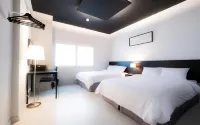 CANVAS HOSTEL BLACK