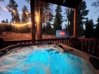 Three level cabin with Hot Tub Hôtels à : Comte de Kane