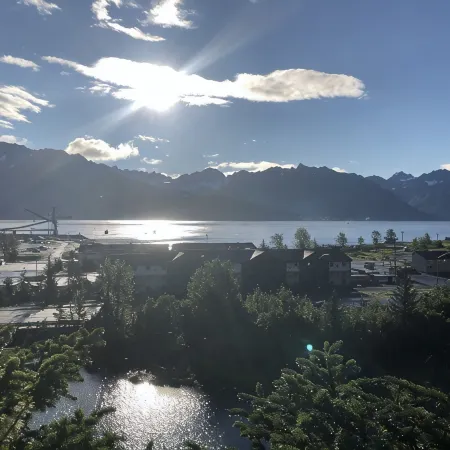 Gorgeous new, 1 bd luxury apt, offering stunning views of the mountains and bay