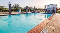 Super 8 by Wyndham Laredo