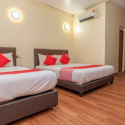 Bilik Deluxe Bertiga Kupon OYO 1230 Zen Zeng Budget Hotel