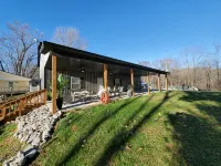 Lakeshore Cottage in Cadiz, Ky has waterfront panoramic views of Lake Barkley!