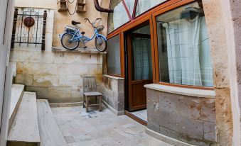 Aladdin's Cave Suite Apartments - Housity