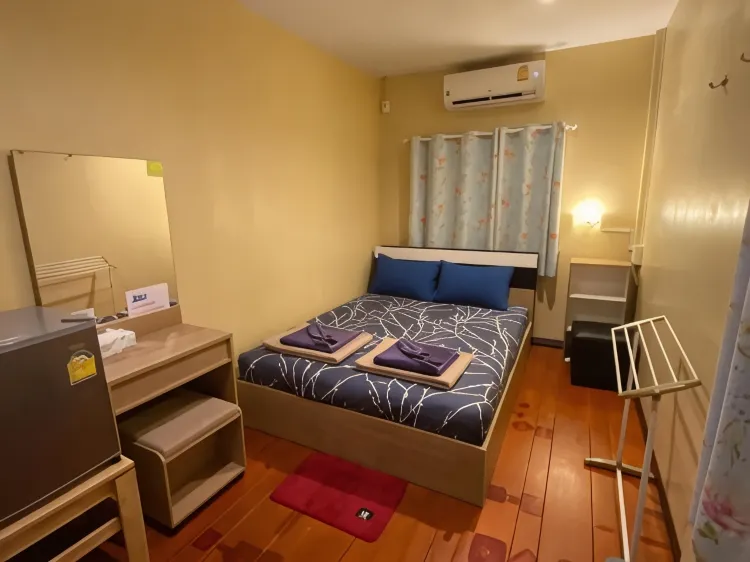 ห้องเตียงใหญ่ พร้อมห้องน้ำรวม