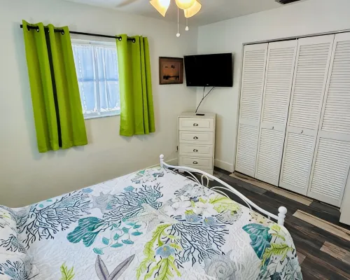 Charming 2-bedroom waterfront townhome with WiFi, AC Hot Tub and dock Hotele w: Matlacha