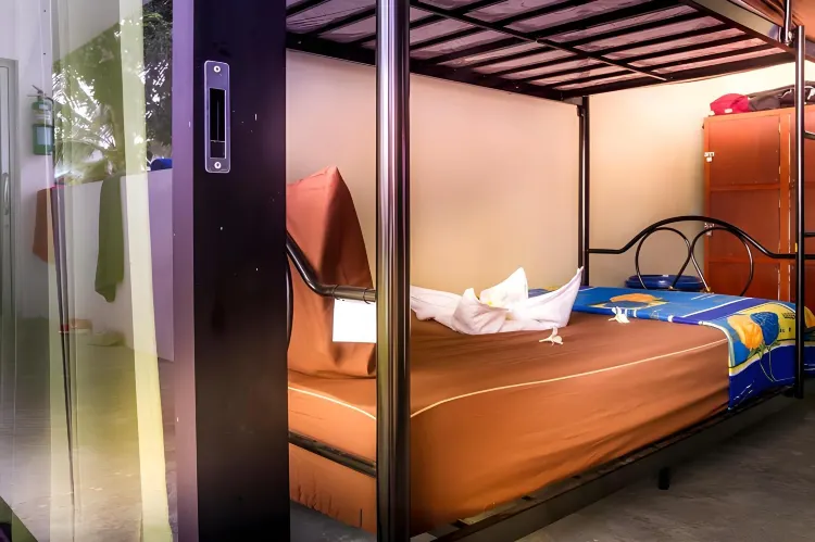 ห้องพักรวมชายหญิง 6 เตียง