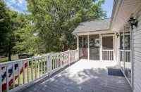 Spacious Lakehouse, Arcade Games, Huge Flat Yard, Premium Linens Included!