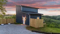 Serenity Villa: Luxurious Retreat with Hot Tub, Rooftop Deck & Mountain View's Hotele w: 