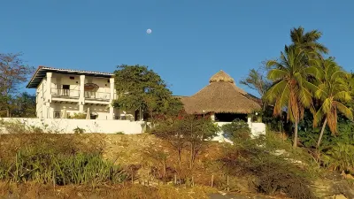 Casa Marazul - Beachfront House With Gorgeous Pool and Huge Rancho Hotele w: 