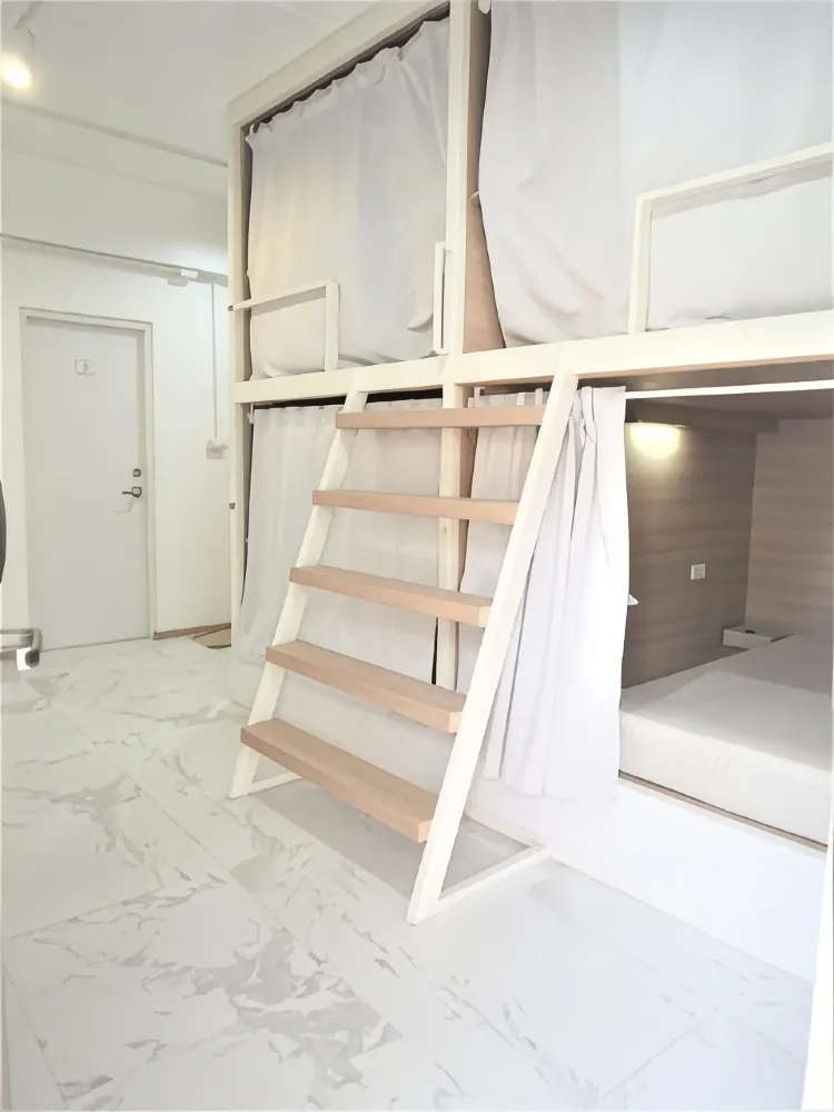 เตียงในหอพักรวมชายหญิง 4 เตียง