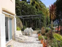 Sea view garden apartment with pool option. Near beach between Nice and Monaco エズのホテル