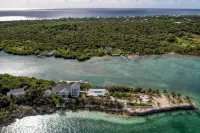 Waterfront 4-Bedroom Home on Private Peninsula w/ Private Dock! โรงแรมใน