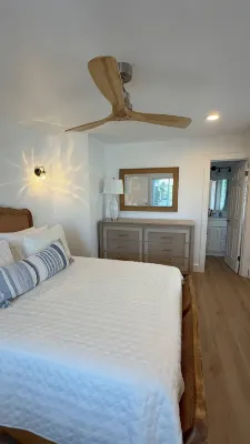 Generator, Golf cart avail., 2 BR beach villa in Treasure, WiFi, washer & dryer  호텔