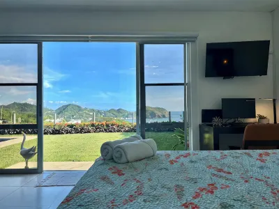 Amazing Hilltop Beach House - Ocean & Mountain Views! Hotele w: 