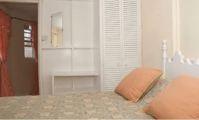 Cozy 2 bedroom  air conditioned 1 bathroom apartment with swimming pool . Hotels in 