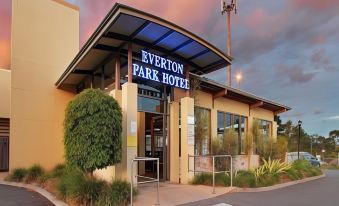 "a large building with a sign that reads "" everton park hotel "" prominently displayed on the front of the building" at Everton Park Hotel