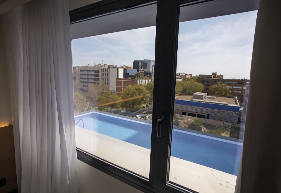 游泳池景行政間