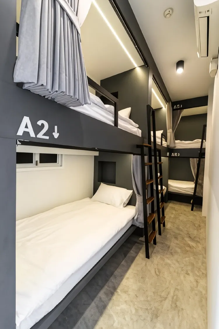 เตียงในหอพักรวมชายหญิง 6 เตียง