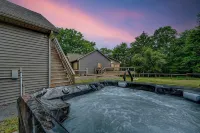 NEW 4-bedroom home, private, hot tub, fenced yard, pet friendly