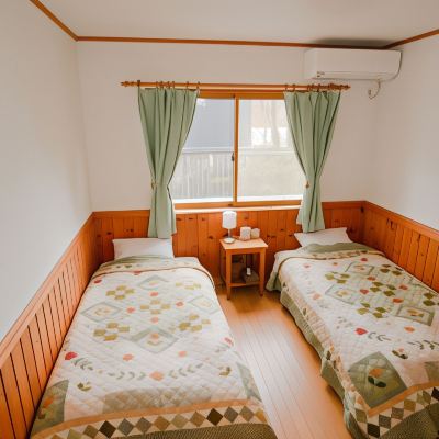 Deluxe Twin Room with Shared Bathroom