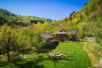 Alunis Retreat โรงแรมใน
