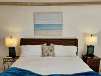 Sand Pebble 1 Bdrm Apt on Marley Beach w/ ocean views & steps to private beach Hoteles en Parroquia de Warwick