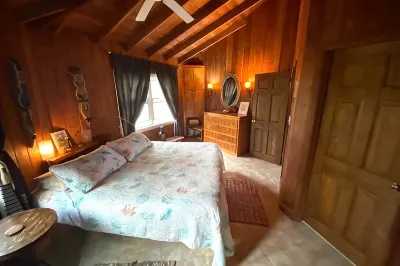 Monticello, Desert Rose beachfront cottage,Tiki Hut & Generator,10% Off 7+nights のホテル