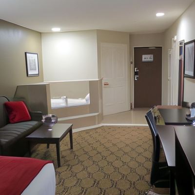 Suite-1 King Bed, Non-Smoking, Whirlpool, Microwave and Refrigerator, Wi-Fi