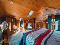 Romantic Secluded Creekside Cabin w/ Hot Tub, Private Escape Hotels in Freeman