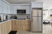 Walk to Beach & Restaurants 1Br w/City Views