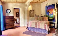 At Home in the Enchanted Forest of Carson between Taos & Ojo Caliente! Ξενοδοχεία στην πόλη 