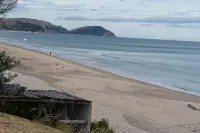 Wainui Absolute Beachfront Studio Unit Отели в г. 