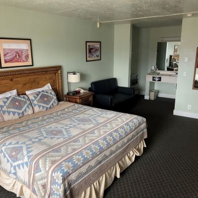 Standard King Room - Non-Smoking Four Corners Inn Promo Code