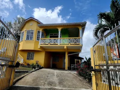Perfect  getaway with amazing sunsets, 5 min walk from the Beach. Pet friendly!  호텔