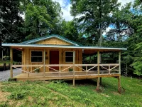 Family Lake Escape! Huge Deck/BBQ/Fire Pit. Bunk Room. 5 Min to Boat Ramp! Pets!