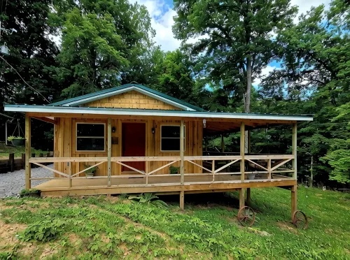 Family Lake Escape! Huge Deck/BBQ/Fire Pit. Bunk Room. 5 Min to Boat Ramp! Pets!