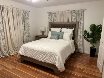 Cozy 2-bedroom townhome in peaceful Bimini with AC, WiFi Hotel a 