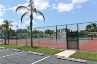 Charming Single Story Townhome close to beaches