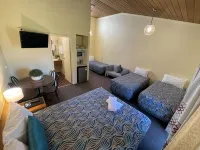 Mountain Creek Motel Bar & Restaurant