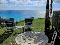 Sand Pebble 1 Bdrm Apt on Marley Beach w/ ocean views & steps to private beach Hoteles en Parroquia de Warwick