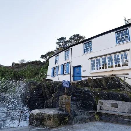 Stunning house right by the sea, spectacular far reaching sea views in Polperro Отели в г. Лоо