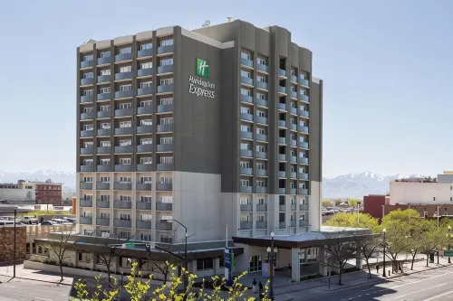 Holiday Inn Express & Suites BAKERSFIELD AIRPORT by IHG