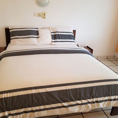 Deluxe Double Room With 1 Queen Bed And Courtyard View-Non Smoking