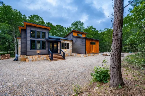 WILL HIKE FOR TACOS luxury spacious cabin, cozy, quiet, amazing deck. sleeps 8
