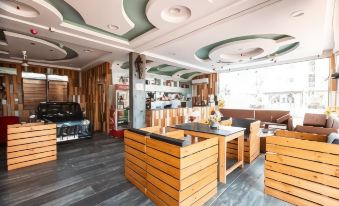 PLUS 33 HOTEL - Housity