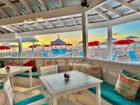 Waterfront 3-Bedroom Villa at Popular Chrishi Beach, Nevis with Everything! Hoteles en Cliftons