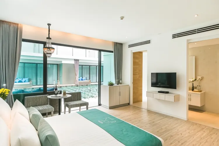 ห้องดีลักซ์ พลูแอกเซส  ทางลงสระว่ายน้ำด้านหลังห้อง