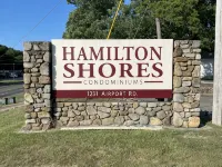 Relaxing Roost—lakefront condo located just steps away from the water’s edge! Hôtels à : 
